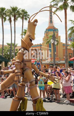 Le slim phasme marche de disney pixars a bugs life dans le compte à rebours à l'amusement parade walt disney World Hollywood studios Banque D'Images