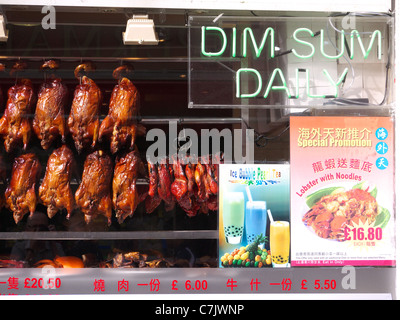 Canard rôti affichée dans la fenêtre d'un restaurant chinois dans le quartier chinois de Londres Banque D'Images