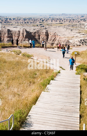 Les touristes voir le paysage dans Badlands National Park à partir d'un un panorama. Banque D'Images