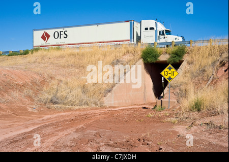 Un vieux, et presque oublié, section de la route 66 passe à travers un tunnel sous son remplacement moderne, dans le Nouveau Mexique. Banque D'Images