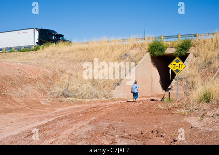 Un vieux, et presque oublié, section de la route 66 passe à travers un tunnel sous son remplacement moderne, dans le Nouveau Mexique. Banque D'Images