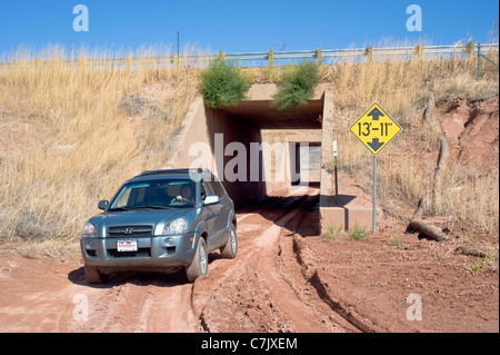 Un vieux, et presque oublié, section de la route 66 passe à travers un tunnel sous son remplacement moderne, dans le Nouveau Mexique. Banque D'Images