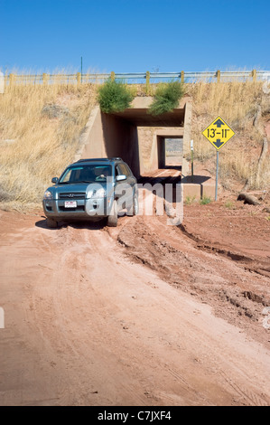 Un vieux, et presque oublié, section de la route 66 passe à travers un tunnel sous son remplacement moderne, dans le Nouveau Mexique. Banque D'Images