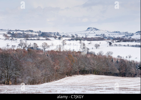 Vue panoramique sur l'hiver (champs de terres agricoles enneigées, arbres forestiers, crag d'Almscliffe, affleurement rocheux caractéristique) - Yorkshire du Nord, Angleterre Royaume-Uni Banque D'Images
