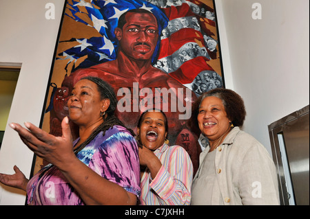 Rire 3 femmes mûres d'amis à African American Museum Portrait de jour, par la peinture par artiste noir 2011-09-23 Hampstead NY Banque D'Images