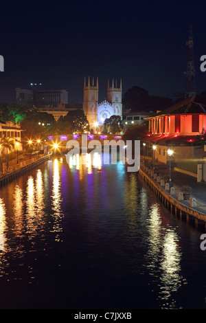 La nuit sur la rivière Melaka avec saint François Xavier Église dans l'arrière-plan, Melaka, Malaisie, Asie du Sud-Est, Asie Banque D'Images