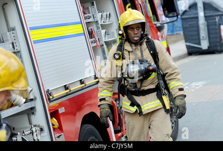 Les équipes de pompiers prendre part à un exercice à appartements à Brighton. Banque D'Images