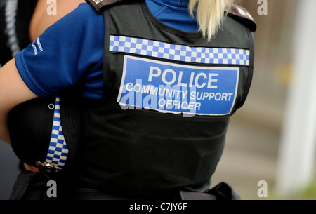 Vue arrière d'un agent de police féminin de soutien communautaire dans les rues de Brighton, East Sussex, UK. Banque D'Images