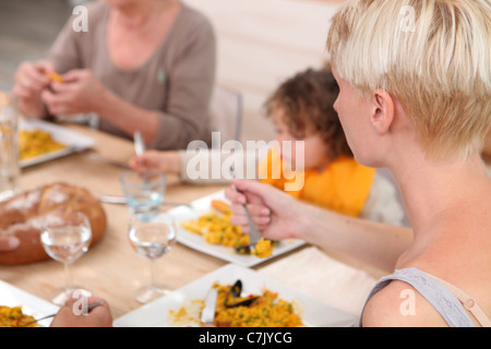 Famille de manger un repas ensemble Banque D'Images