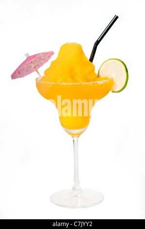 Frozen daiquiri mangue margarita avec de la chaux et paille noir parapluie rose isolé sur fond blanc Banque D'Images