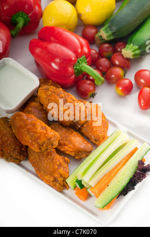 Ailes de poulet Buffalo classique servi avec légumes frais et sur contexte pinzimonio,plus délicieuse cuisine PORTFOLIO Banque D'Images