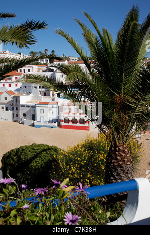 Portugal, Algarve, Carvoeiro, vue de la ville et à la plage Banque D'Images