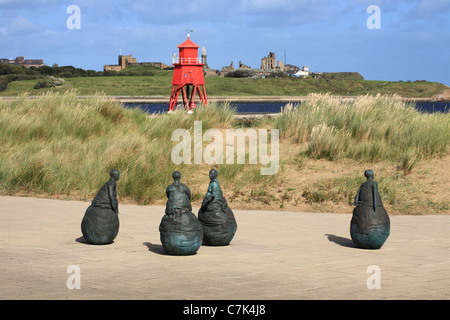 Morceau de conversation des sculptures et épi phare South Shields, North East England, UK Banque D'Images