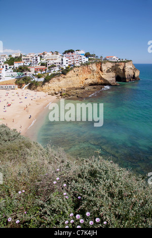 Portugal, Algarve, Carvoeiro, vue de la ville et à la plage Banque D'Images