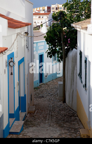 Portugal, Algarve, Ferragudo, Backstreet colorés Banque D'Images