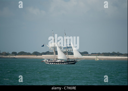 Le brick TS navire de formation des cadets de la royaliste sur le Solent Portsmouth entrant. Banque D'Images