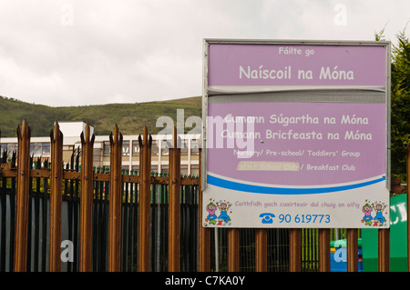 Panneau à l'Naiscoil na Mona (Gaelscoil), irlandais de l'éducation préscolaire et l'école primaire Banque D'Images