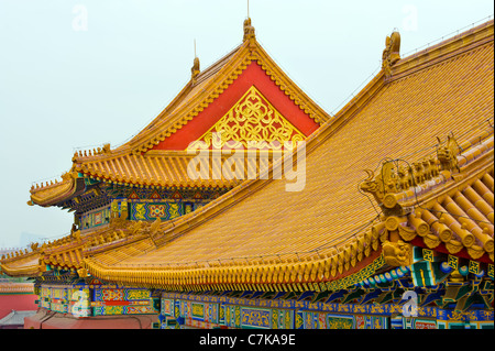 La cité Interdite de Pékin Chine Pékin palais royal à l'intérieur de ville urne en bronze détail dans la cour de la salle de l'harmonie suprême Banque D'Images