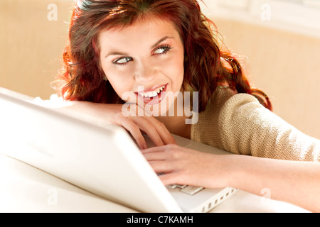 Girl using laptop Banque D'Images