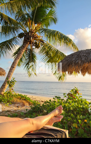 Jeune femme de détente à l'Anse La réunion plage de l'île de La Digue, aux Seychelles. Banque D'Images