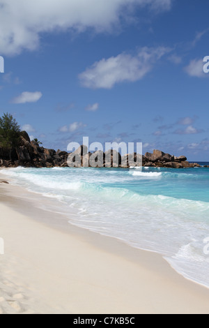 Vue sur la plage de Grand'Anse à l'île de La Digue, aux Seychelles. Banque D'Images