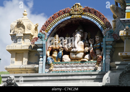 Vue sur le temple hindou de la ville de Victoria, île de Mahé, Seychelles. Banque D'Images