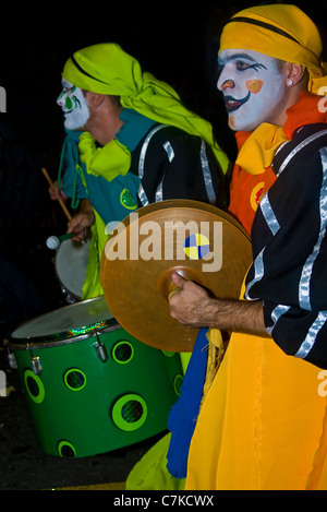 Un carnaval costumé les participants au festival national annuel de l'Uruguay Banque D'Images
