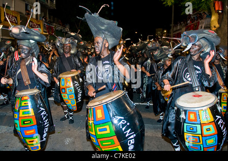 Candombe tambours non identifié à prendre part à l'Assemblée festival national de l'Uruguay Banque D'Images