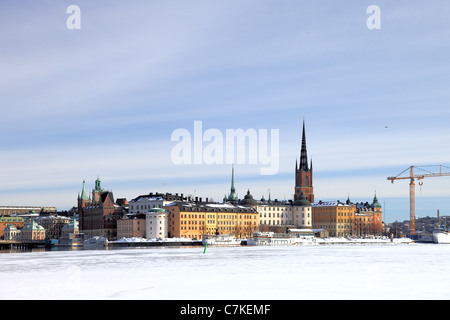 Une vue de la région de Stockholm Gamla Stan de l'autre côté de la rivière gelée en hiver. Banque D'Images