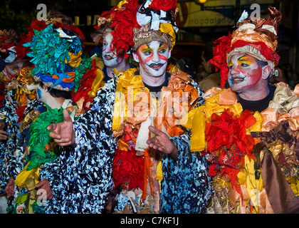 Un carnaval costumé les participants au festival national annuel de l'Uruguay Banque D'Images