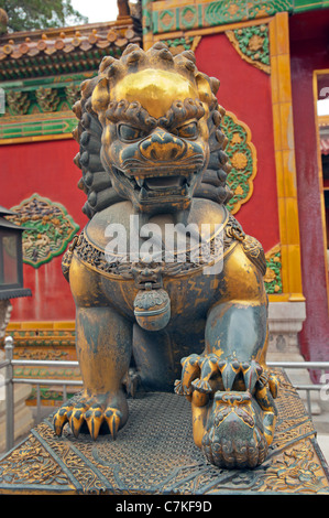 La cité Interdite de Pékin Chine Pékin palais royal à l'intérieur de ville urne en bronze détail dans la cour de la salle de l'harmonie suprême Banque D'Images