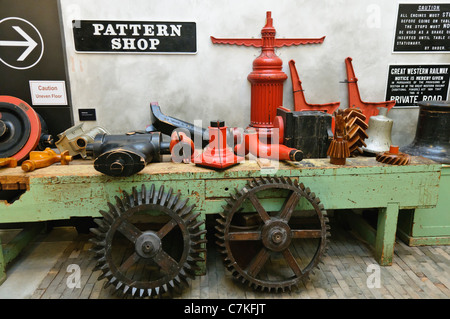 Les modèles en bois dans le patron d'un atelier de fonderie à l'ancienne Banque D'Images