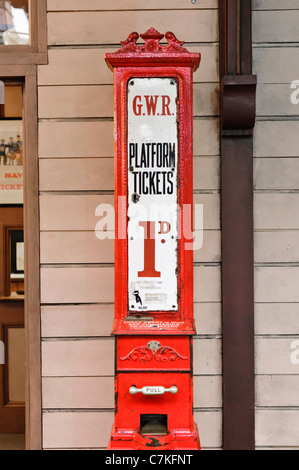 Ticket machine à la plate-forme de la gare la GWR Banque D'Images