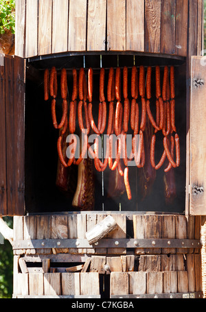 Saucisses et bacon dans fumeurs baril Banque D'Images