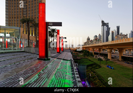 L'architecture, détails, façade, le Dubai Mall, plus grand centre commercial du monde, le centre ville de Burj Dubai, Dubaï, Émirats Arabes Unis