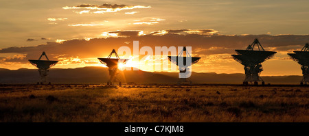 Antennes paraboliques dans le Very Large Array à Socorro, Nouveau Mexique, silhouetté contre un coucher de soleil du désert d'or Banque D'Images