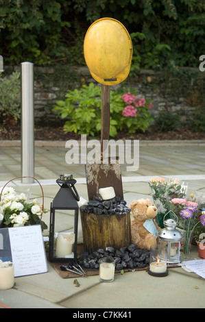 Tributs floraux avec un casque de mineurs placés au-dessus d'une pelle et de charbon dans la mort de Pontardawe quatre mineurs morts Banque D'Images