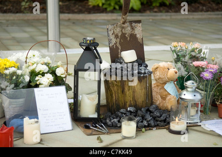 Tributs floraux avec un casque de mineurs placés au-dessus d'une pelle et de charbon dans la mort de Pontardawe quatre mineurs morts Banque D'Images