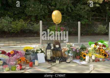 Tributs floraux avec un casque de mineurs placés au-dessus d'une pelle et de charbon dans la mort de Pontardawe quatre mineurs morts Banque D'Images