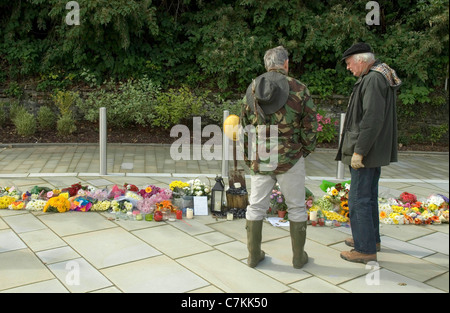 Tributs floraux avec un casque de mineurs placés au-dessus d'une pelle et de charbon dans la mort de Pontardawe quatre mineurs morts Banque D'Images