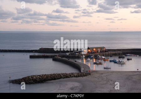 La célèbre ville historique de Cobb, Lyme Regis dans le Dorset. Depuis des siècles un brise-lames a protégé la ville et ce n'est port de la mer déchaînée. Angleterre, Royaume-Uni Banque D'Images