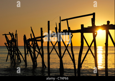 Reste de l'allée en bois de cabane de pêche carrelet traditionnel sur la plage au coucher du soleil, Loire-Atlantique, Pays de la Loire, France Banque D'Images