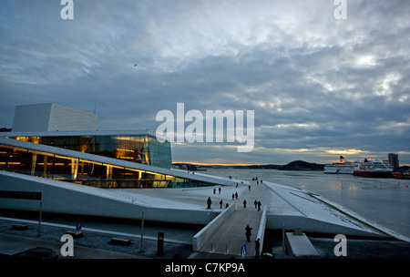 Le crépuscule de l'hiver à l'Opéra national d'Oslo Norvège Banque D'Images