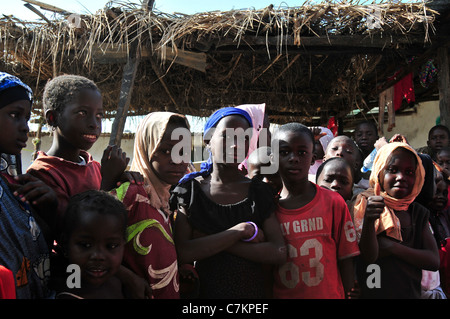 Les enfants posant Mandinka Banque D'Images