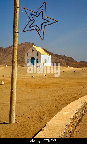 Décorations de Noël signe de route et de l'église peinte blanche dans la petite ville de da Pedra Lume sur le Sal dans les îles du Cap Vert Banque D'Images