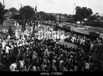 L'Inde le symbolisme religieux WWII Chine birmanie inde DRAS théâtre 1940 Scène de rue les hommes dieux hindouisme religion hindoue foule Banque D'Images