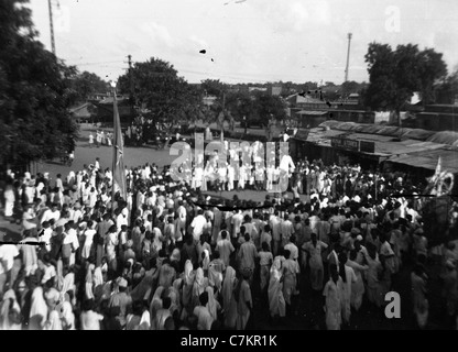 L'Inde le symbolisme religieux WWII Chine birmanie inde DRAS théâtre 1940 Scène de rue les hommes dieux hindouisme religion hindoue foule Banque D'Images