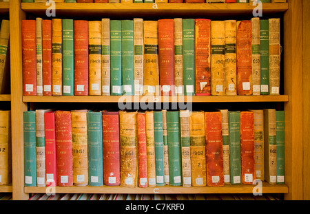 Volumes reliés de law reports of the King's Bench Division de 1948 à 1953 sur les rayons de bibliothèque Banque D'Images