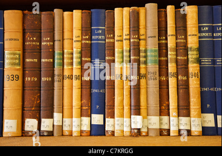 Volumes reliés de la jurisprudence de 1939 à 1947 sur une étagère de bibliothèque Banque D'Images