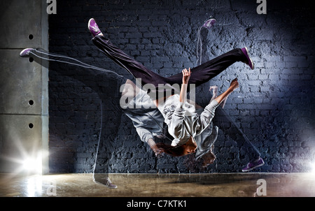 Jeune femme danseuse sur fond de mur. Banque D'Images